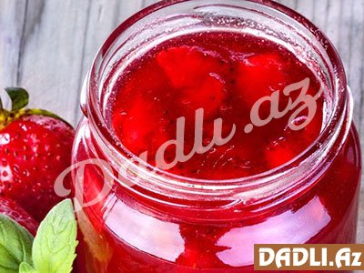 İllərlə xarab olmayan tam ölçülü çiyələk mürəbbəsi resepti