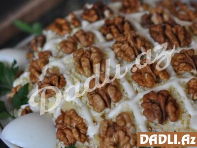 Toyuq və qara gavalı ilə salat resepti