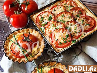 Toyuq ilə pomidor piroqu resepti