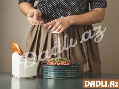 Yeməyin duzu, yağı, suyu artıq olmuşsa nə edək? Yeməyinizi qurtarmaq üçün bəsit müdaxilələr