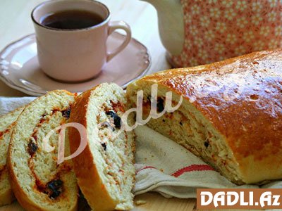 Tək başına qəhvəaltı: Tomatlı, zeytunlu çörək resepti