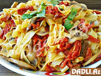 Bol göbələkli, qurudulmuş pomidorlu makaron resepti