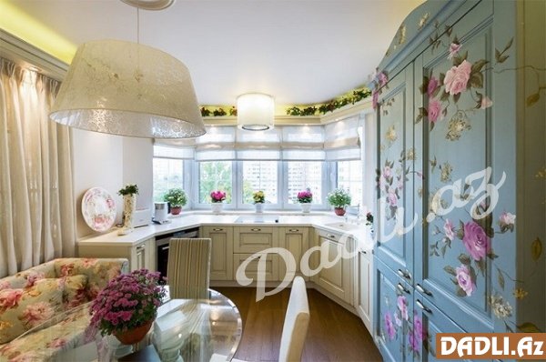 İş sahəsinin bay penceresindəki aranjman