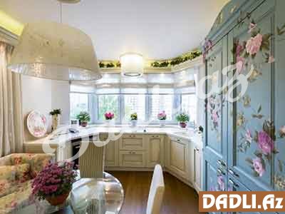 İş sahəsinin bay penceresindəki aranjman