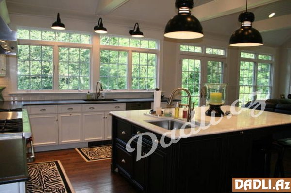 Mənzillərin və evlərin içərisində qara və ağ mətbəxlərin real şəkilləri