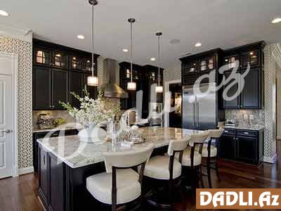 Mənzillərin və evlərin içərisində qara və ağ mətbəxlərin real şəkilləri