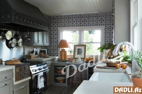 Şəkil çəkildiyi kimi, qara və ağ mətbəxin dizaynı