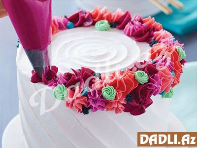 Çiçəklərlə bəzədilmiş tort dizaynları