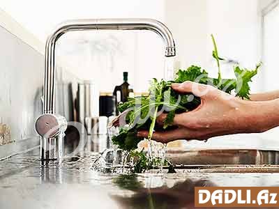 Elə bilirsiniz, meyvə-tərəvəzə su axıtmaqla təmiz olur? XEYR!