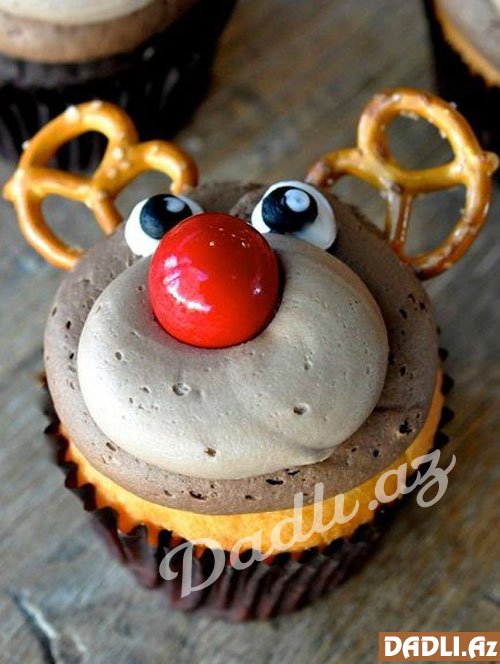 Yeni İl bəzəkli cupcakelar