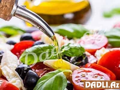 Salatlara bitki yağı əlavə edin
