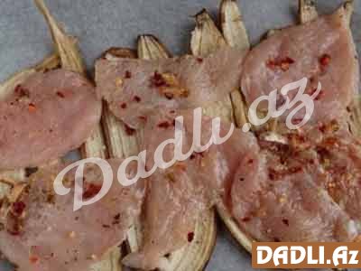 Əti banan qabığının üzərinə qoyun. Bunu biləndən sonra həmişə belə edəcəksiniz!