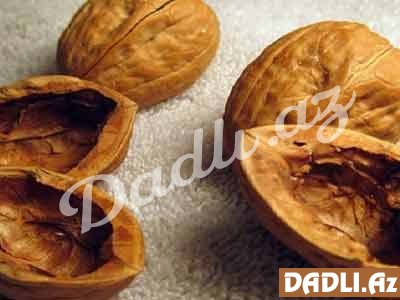 Qoz qabığını 10 dəqiqə qaynadın...