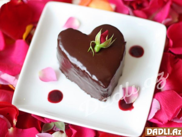 Sevgililər günü üçün özəl tort dizaynları
