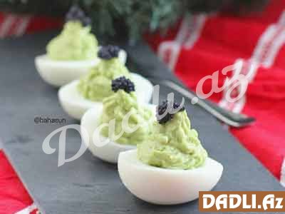 Avokadolu yumurta qəlyanaltısı resepti