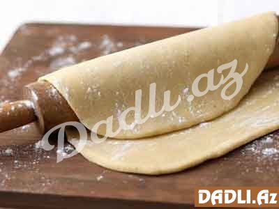 Xəmir işlərindən sonra mətbəx dəzgahını təmizləmək üçün