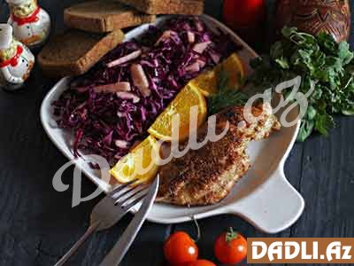 Badam ovuntusunda toyuq filesi qırmızı kələm salatı ilə resepti