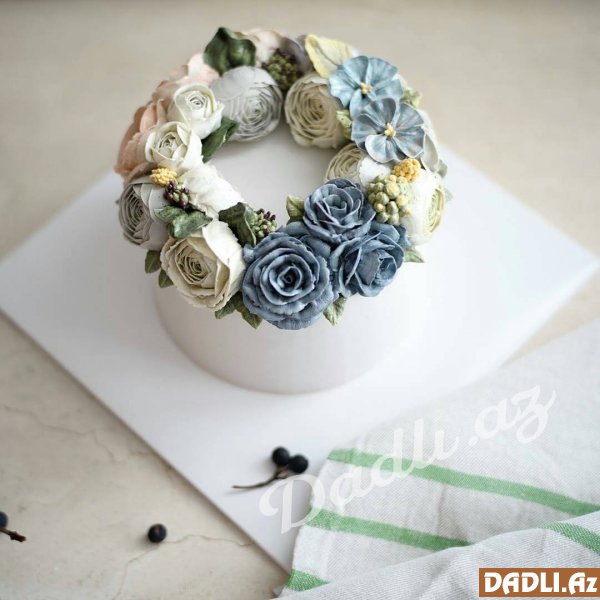 Yaz-yay ayları üçün çiçəkli Buttercream tortları