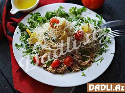 Ton balıqlı pasta kapers və çerri pomidorları ilə resepti