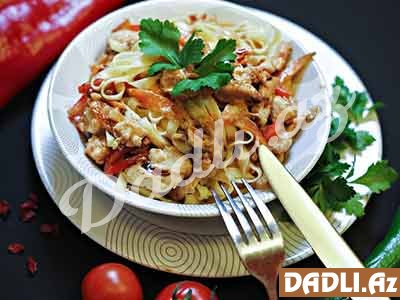 Toyuğun döş əti ilə evsayağı yumurtalı əriştə qaymaqlı sousda resepti