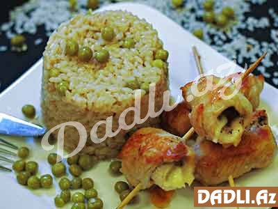 Hind quşunun döş əti rizotto, yaşıl noxud və qaymaqlı pendir ilə resepti