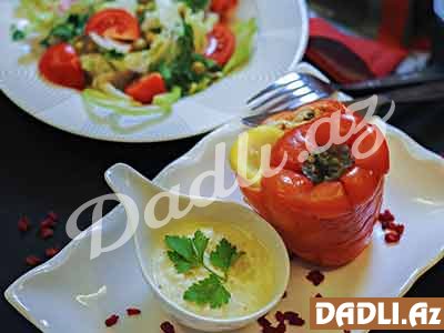 Muskat sousulu quzu əti ilə doldurulmuş bibərlər aysberq salatı ilə resepti