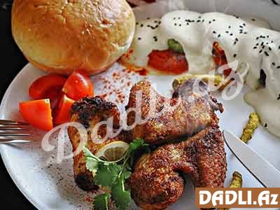 İstiotla qızardılmış toyuq qanadı ratatuy və pendirli sousla resepti