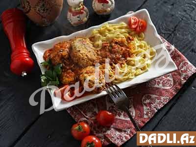Toyuq ətindən toplar tomat pastasında əriştə ilə resepti