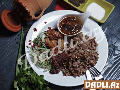 Ədviyyəli sousla quzu antrekotu qəhvəyi mərci və düyü miksi qarniri ilə resepti