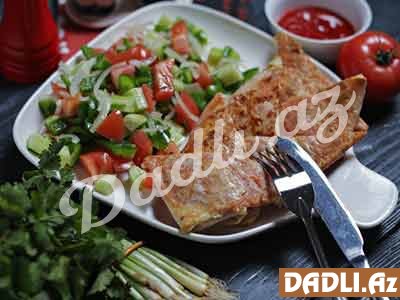 Vetçina və bərk pendirlə zərflər təzə tərəvəz salatı ilə resepti