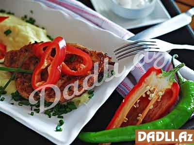 Göbələk və pendirli toyuq cibi ləziz püre üzərində resepti