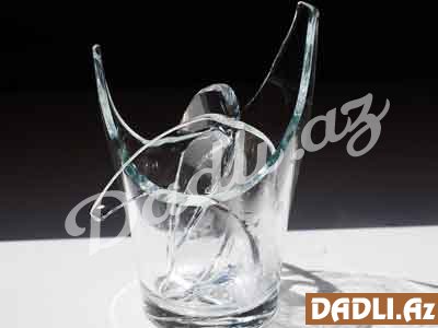 Şüşə qırıqlarını şəffaf yapışqanlı lentin iki ucundan tutaraq toplasanız