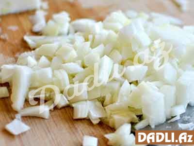 Salata doğranmış soğan qatmaq istəyirsənsə