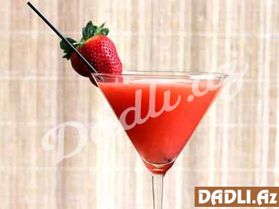 Yeni İl gecəsi üçün: Çiyələkli süd içkisi resepti