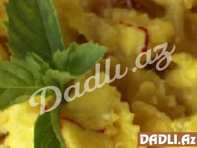 Qırmızı soğan, zəfəran və yağ ilə Pasta resepti