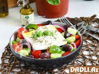 Xoriatiki salatı (Kənd salatı) resepti