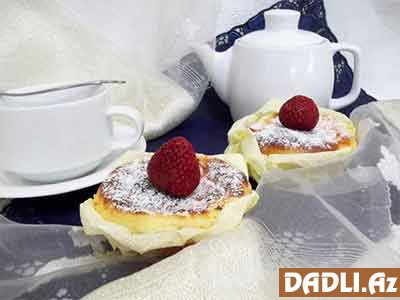 Çiyələkli kəsmikli keks resepti