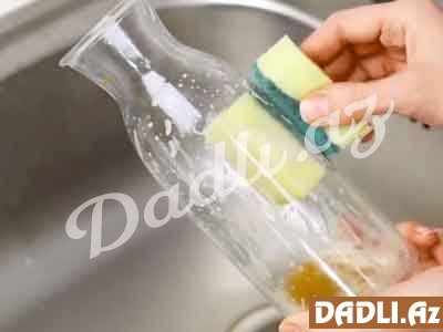 Ağzı dar şüşələri təmizləmək üçün bir az su