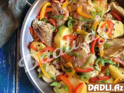 Rəngarəng görünüşü ilə iştah açan ləziz tərəvəzli toyuq yeməyi resepti