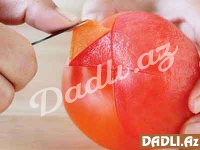 Pomidorun qabığını soyarkən