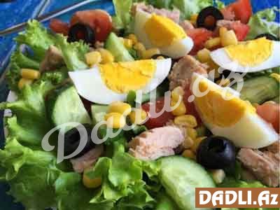 Rəngarəng görünüşü ilə iştah açan tuna balığı salatı resepti