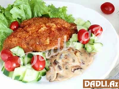 Toyuq şnitseli yanında südlü sousda göbələk resepti