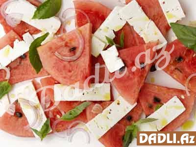 Feta pendiri və reyhan ilə qarpız salatı resepti