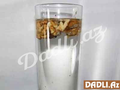 Qəbizliyə yaxşı təsir edən şəfalı qoz suyu