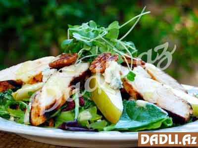 Üç pendirli toyuq salatı resepti