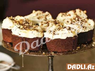 Kişmişli köklü apelsin suyuna batırılmış muffinlər resepti