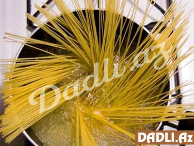 Spagetti və makaronları suya tökməmişdən əvvəl...