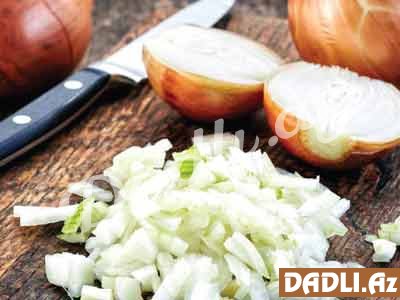 Soğanın qoxusunun və doğrarkən yaşaran gözlərin qarşısını necə almaq olar?