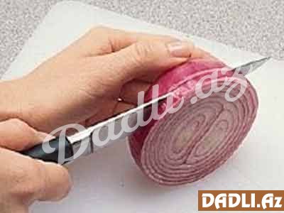 Mətbəxtdə işlətdiyiniz taxtanın üstündə sarımsaq, soğan...