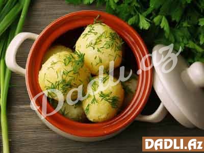 Kartof bişirərkən kartofun suyuna bir qaşıq...